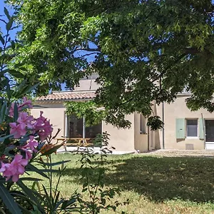 Rez-de-jardin Independant Dans Ferme Maraichere Bio Avec Grand Jardin Privatif Clos Et Arbore Hébergement de vacances